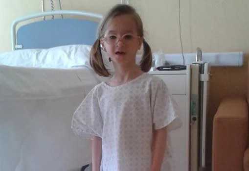 La pequeña Ana en el hospital en una de sus ocho operaciones