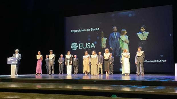 EUSA celebra su acto de graduación con más de cien alumnos egresados del curso 2021/22