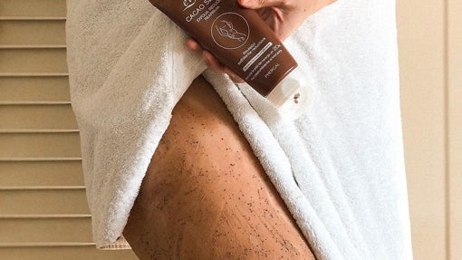 Pierna con exfoliante aplicado