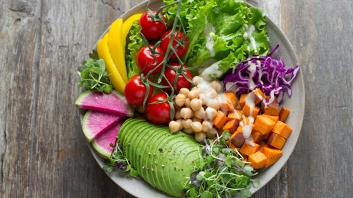 Ensalada aliñada con salsa de yogur