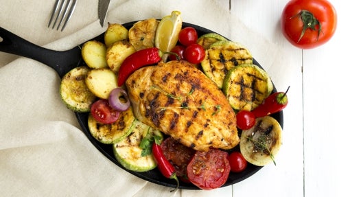 Pollo al ajillo con patatas asadas