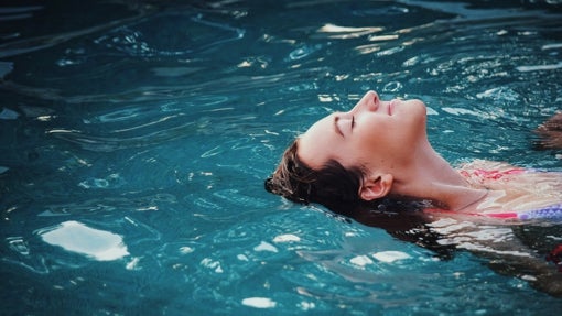 Mujer disfrutando de la piscina