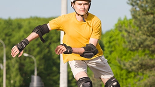 Patinador con coderas , rodilleras y muñequeras