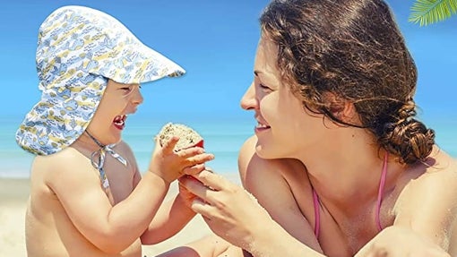 Mamá y bebé en la playa