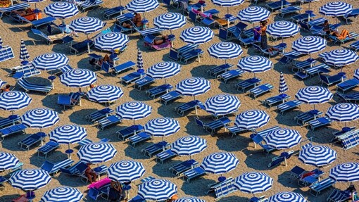 Sombrillas dispuestas en la playa