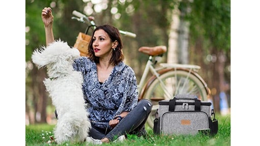 Mujer en el parque son su perro