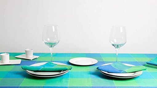 Juego de mantelería a cuadros