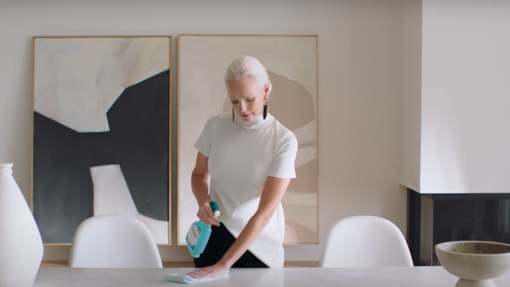 Mujer limpiando con Sanytol