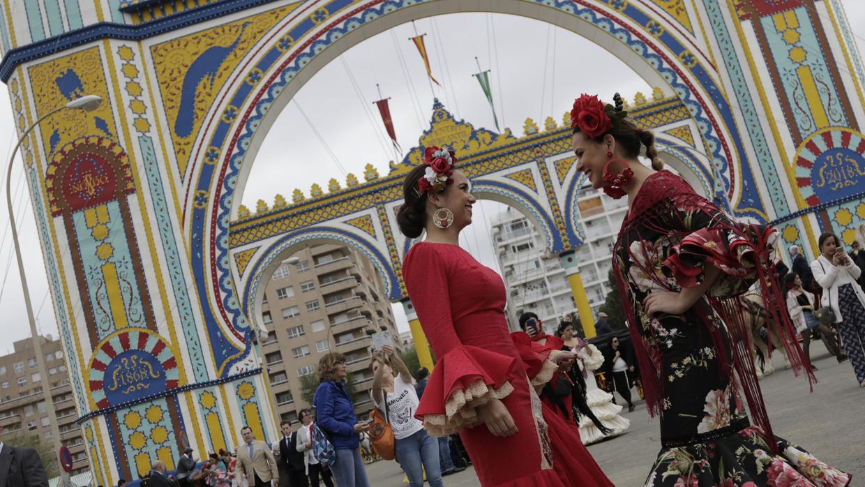 Dos jóvenes flamencas, ayer en la Portada, bajo el cielo gris