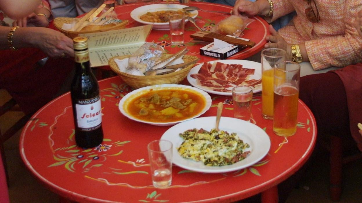 Manzanilla con un buen plato de jamón, revuelto de espárragos y platos de cuchara en la Feria de Abril de Sevilla