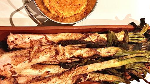 Temporada de calçots elaborados a las brasas y acompañados con una Romescu de 17 ingredientes