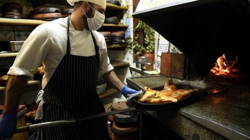 Un cocinero de «Casa Botín» prepara un cochinillo
