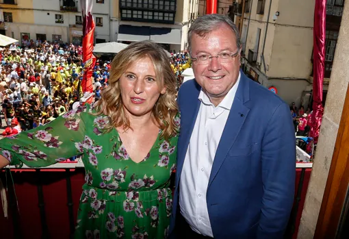 Yolanda León, junto al alcalde de León, dando el pregón de las fiestas en 2018
