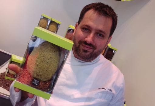 Ricardo Vélez, chef de Moulin Chocolat, muestra una de sus seis propuestas de huevo de Pascua. En la imagen, la de pistacho