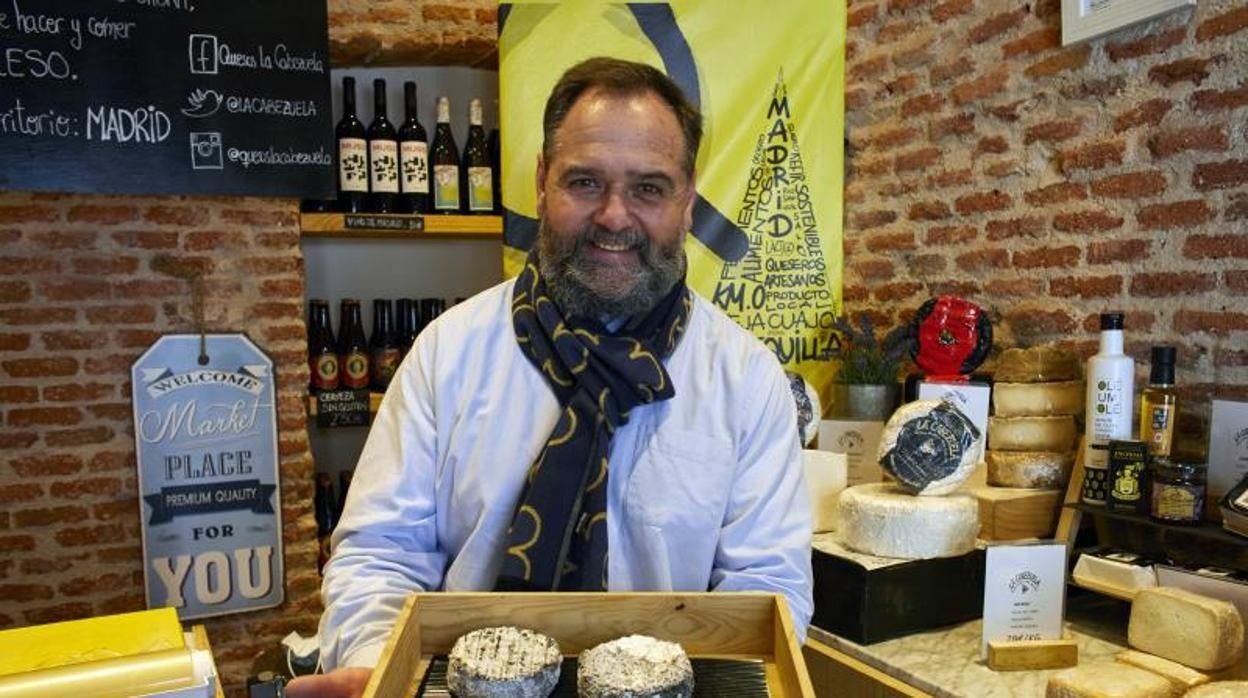 Juan Luis Royuela, en su tienda de quesos La Cabezuela en la calle de Bravo Murillo de Madrid