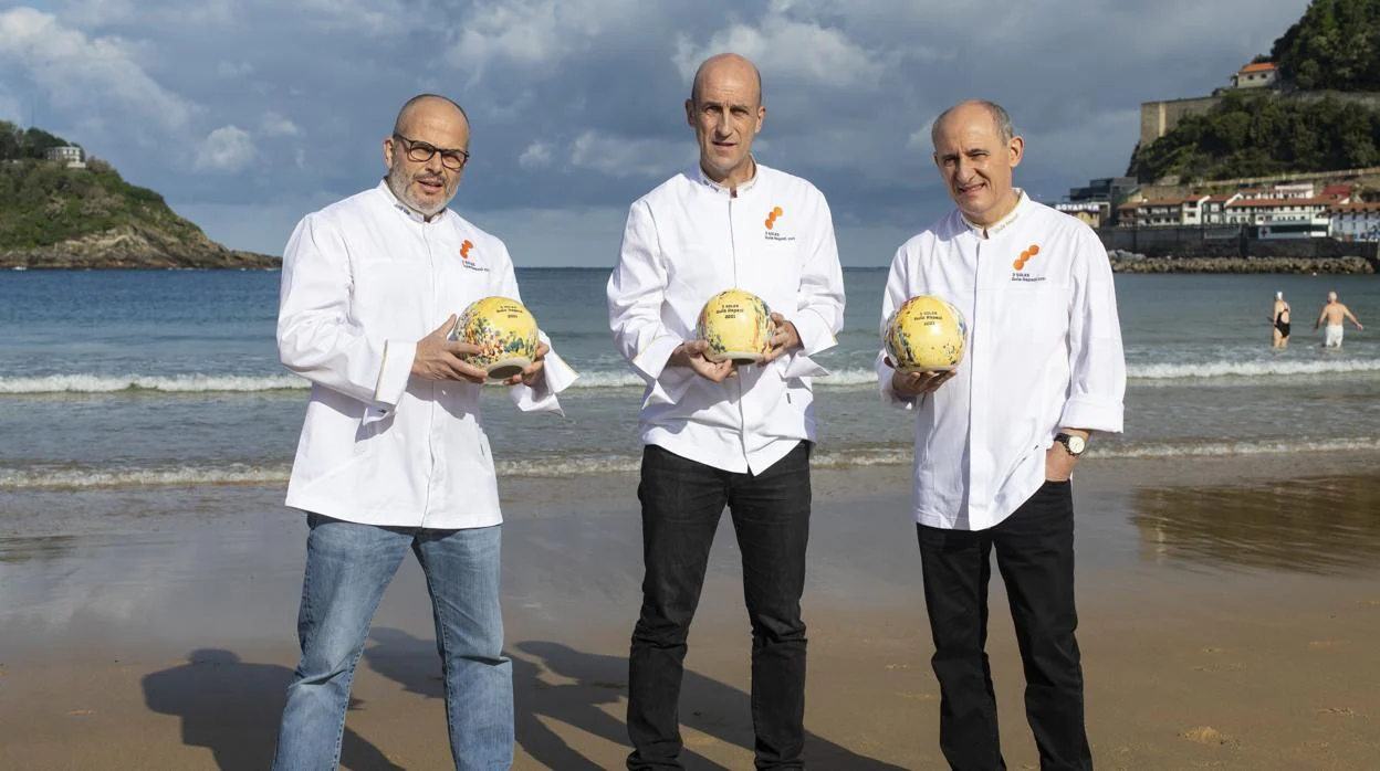 Jordi Vila (Alkimia, Barcelona), Aitor Arregi (Elkano, Guetaria) y Paco Pérez (Miramar, Llansá) lucen los galardones de la Guía Repsol 2021 en la playa de la Concha de San Sebastián