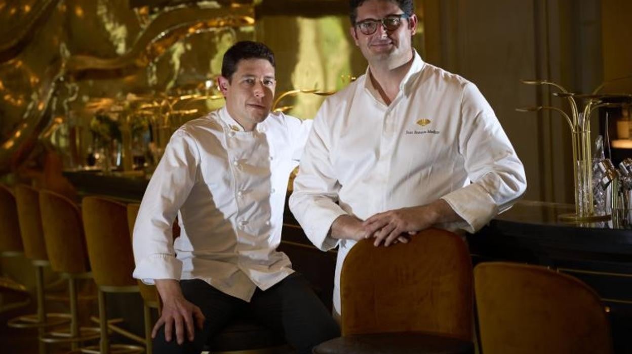 Ricard Tobella, jefe de cocina del restaurante Deessa, y Juan Antonio Medina, chef ejecutivo del hotel Ritz