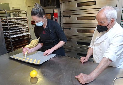 Formado de las rosquillas, una a una, que se hornean por miles durante los días previos a las fiestas de San Isidro