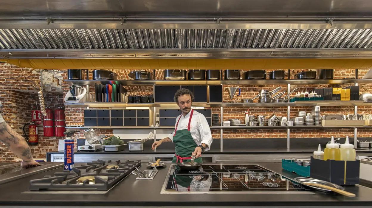 El chef Iván Domínguez en la cocina de su restaurante Nado, en Madrid, diseñada, construida y montada por Kitchen Consult