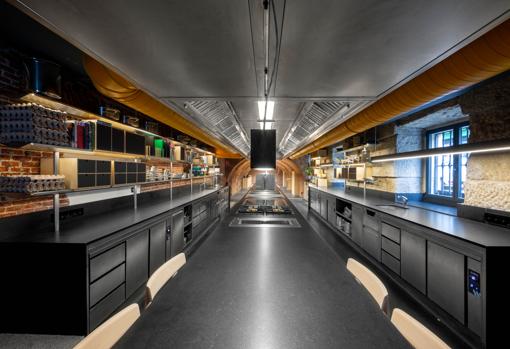 Restaurante NaDo de Madrid. Vista desde la cocina, por la que se accede, y con la sala al fondo