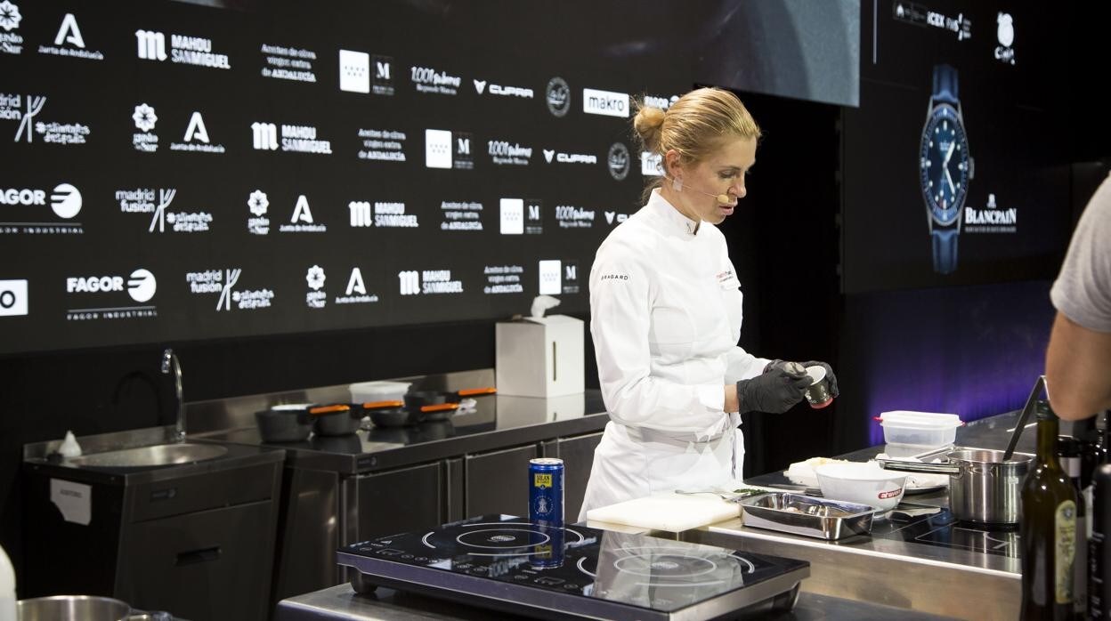 La cocinera, trabajando en el escenario de Madrid Fusión
