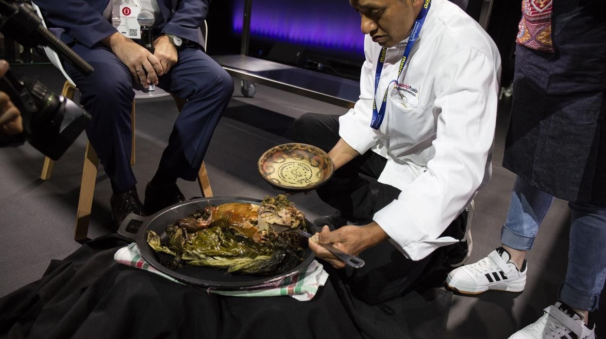 El cocinero colombiano, en plena acción