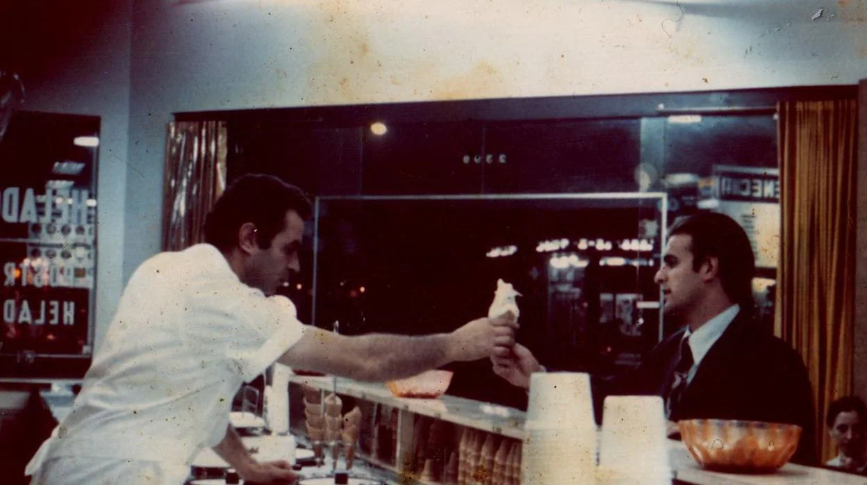El fundador de la heladería Sienna, el señor Ripella, sirviendo un helado en una foto del archivo familiar