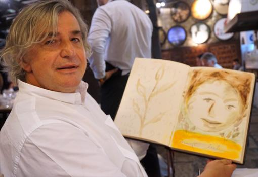 Carlos Crespo, propietario de la Bodega del Riojano, muestra una de las páginas del libro de visitas de su restaurante firmada e ilustrada por Ouka Leele