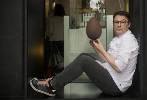 Oriol Balaguer, en su 'boutique' dedicada al chocolate de la calle Ortega y Gasset de Madrid