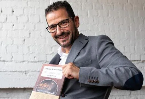 Abel Valverde posa con su último libro 'La sala al desnudo'