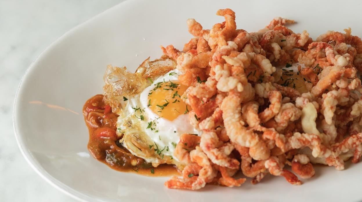 Huevos con camarones fritos de Dani García