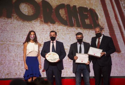 Raúl Rodríguez y Blas Benito, jefes de sala del emblemático Horcher, en el momento de recoger su premio