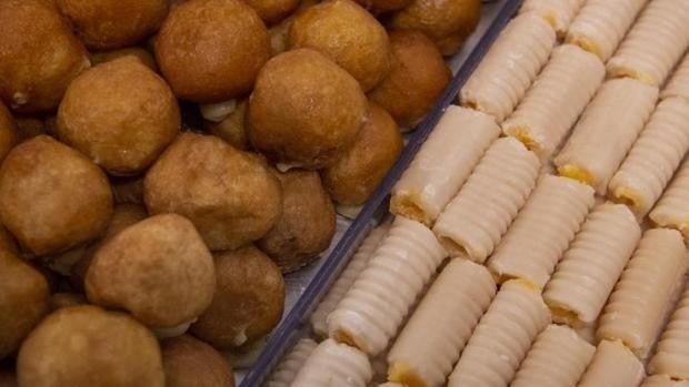 Buñuelos de viento y huesos de santo: la tradición dulce de salvar un alma con cada bocado