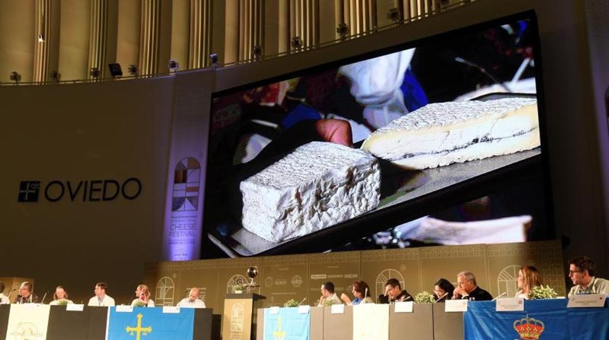 Mesas de los jurados del World Cheese Award celebrado en Oviedo esta semana