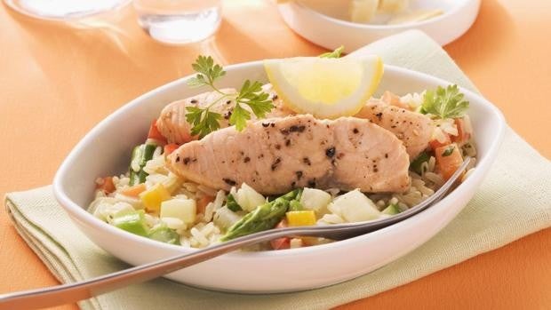 Elabora este salmón al horno con salteado de arroz y verduras
