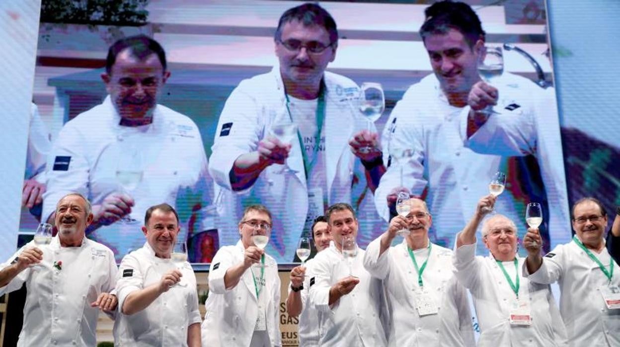 Cocineros vascos de la talla de Berasategui, Arzak, Subijana o Arguiñano, entre otros, sobre el escenario de San Sebastián Gastronómika en una imagen de archivo