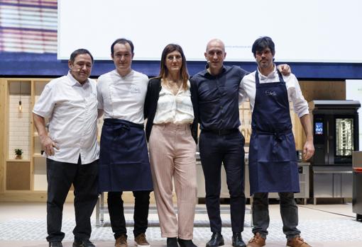 Aitor Arregui y parte del equipo que hace posible Elkano, sobre el escenario de Gastronomika