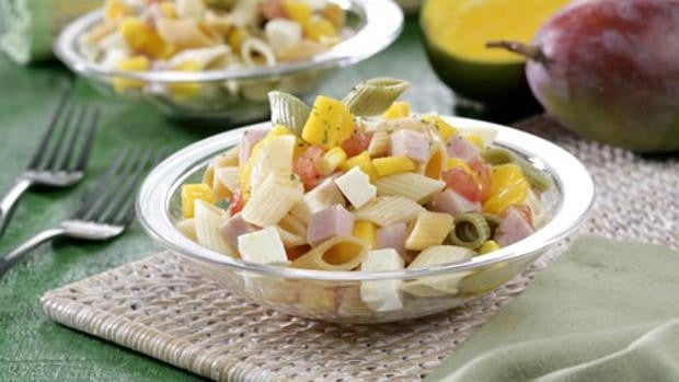 Ensalada fácil de macarrones con mango, york y queso fresco