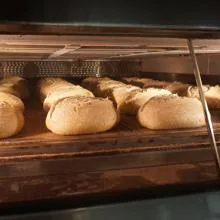 Hogazas de pan en el horno