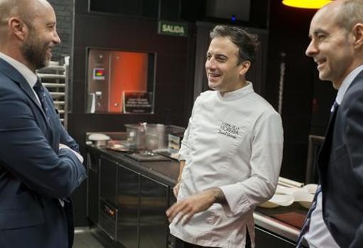 David García en las cocinas del Corral de la Morería junto con Armando y Juan Manuel del Rey, codirectores del tablao flamenco