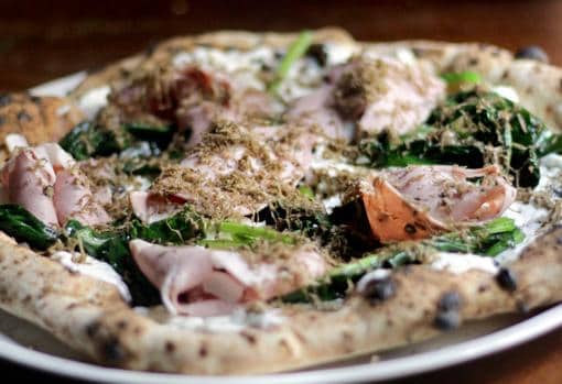 La masa de las pizzas se elabora con harina ecológica local molida a piedra y fermentaciones largas