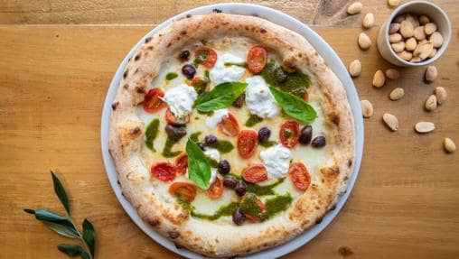 Pizza Caprese en Lettera: con burrata affumicata, olive taggiasche, pesto genovés y tomate cherry