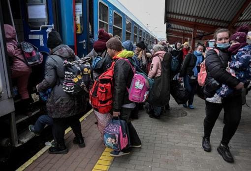 Huída de refugiados ucranianos desde la estación de Przemysl, en la frontera ucraniana cercana a Polonia