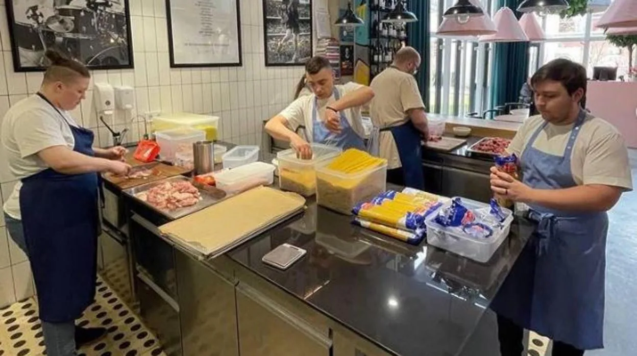 El chef Aleksander Yourz y su equipo preparando comida en uno de los restaurantes de Odessa convertidos en comedores sociales que se han adherido a la campaña 'Chefs for Ukraine' de World Central Kitchen