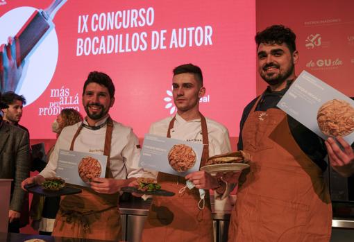 El ganador Máximo Benegues (en el centro) junto a Alejandro Salcedo y Josemi Martinez Pla