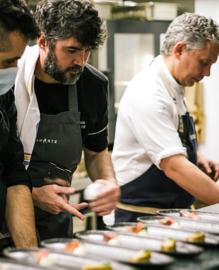 Óscar García, elaborando uno de sus platos