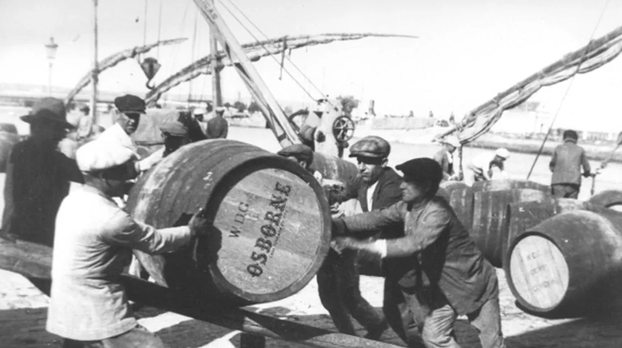 Estibadores cargando botas de vinos de Osborne en el el Puerto de Santa María, en una imagen antigua de la Fundación Osborne