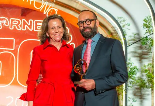 Sofía Osborne, vicepresidenta de la Fundación Osborne, junto con José Pizarro, reconocido con el premio Next on Top de Osborne a la proyección internacional de la gastronomía española y el vino de Jerez