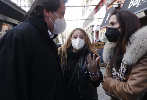 Olga Moreno junto a Rocío Flores en un bar cercano de los juzgados de Plaza Castilla