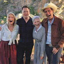 Maye Musk junto a sus hijos: Tosca, Elon y Kimbal